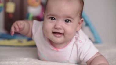 bebeklik, çocukluk, ebeveynlik, gelişim, tıp ve sağlık konsepti - önden görüş, yakın plan, bebek yüzlü, tombul, pembe vücutlu neşeli uyanıklık, gülümseme ve göbek üstü yüzler..