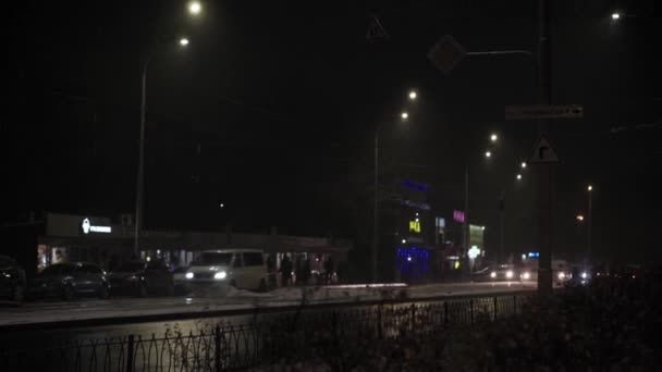 2020.11.18 - Κίεβο, UKraine: panning unstabilized handheld shooting of snow. Πτώση νιφάδων χιονιού υπό το φως των φανών του δρόμου στο πάρκο νύχτα. Πρόγνωση καιρού, ανωμαλία, έκτακτη ανάγκη, στοιχείο, χειμερινή έννοια — Αρχείο Βίντεο