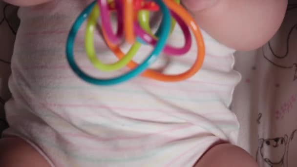 아기, 유년기, 감정 개념 - 갈색 눈의 통통 한 얼굴을 클로즈업 한 귀여운 웃는 얼굴깨어나 있는 갓난아기 7 개월된 아기 유모차 안에 있는 흰색 보육 복을 입고 유모차 안에 누워 있는 모습 — 비디오