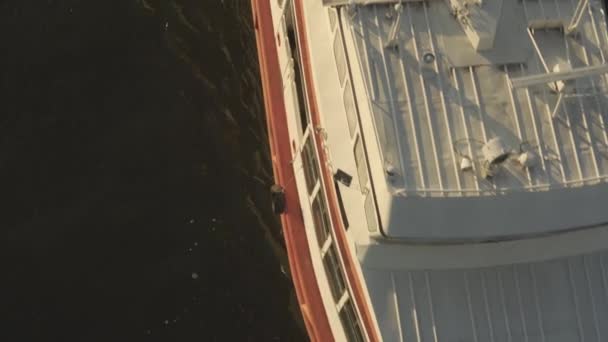 Transprt, embalses, viajes, concepto de navegación - levantamiento aéreo desde el puente de altura estanque de remo con barcos barcos yates y otros buques acuáticos turísticos en el ancho río Dnipro en Kiev al atardecer. — Vídeos de Stock