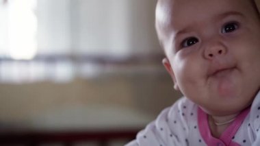 bebeklik, çocukluk, ebeveynlik, gelişim, tıp ve sağlık konsepti - önden görüş, yeni doğmuş bebek tombul bebek, pembe bedenli neşeli uyanıklık, göbeğinde çok renkli oyuncaklarla gülümsüyor