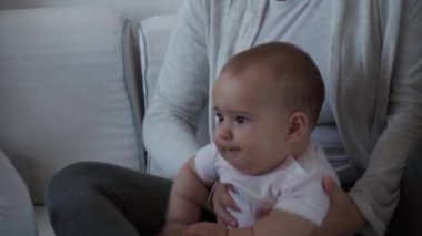 Tıp, aile, oyun konseptleri, konsantre oyun oynayan çocuklar tıbbi gözlük takıyor. Doktor gibi davran, hemşire ol, dinle gülümse anne yeni doğmuş bebek kız kardeşin derin nefes al, yatağa otur.