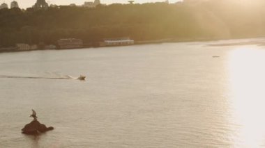 Transprint, rezervuarlar, seyahat, seyrüsefer konsepti - günbatımında Kiev 'de nehir boyunca uzanan geniş nehir Dinyev' de, siluet tekneleri, yatlar ve diğer turistik su gemileriyle yüksek köprü üstü göletlerinden yapılan hava tetkiki..