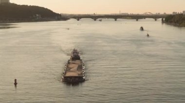Transprint, rezervuarlar, seyahat, seyrüsefer konsepti - günbatımında Kiev 'de geniş nehir dinamiği üzerinde tekne gemileri, yatlar ve diğer turistik su gemileriyle birlikte yükseklik köprüsü havuzu üzerinden yapılan hava keşfi.
