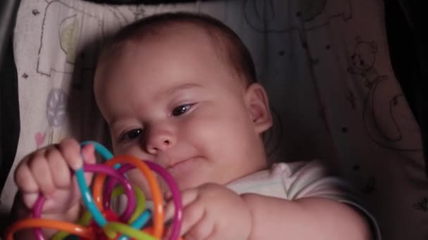 婴儿、童年、情感概念- -棕色眼睛胖胖的新生儿7个月大的无牙宝宝可爱笑脸的特写 — 图库视频影像