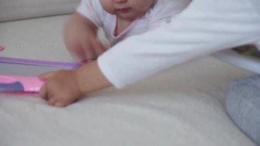 Aile, çocukluk, bebek konseptleri iki yeni doğmuş bebek ve erkek çocuk yatakta oyuncaklarla oynuyorlar. Kardeşler küçük erkek ve kız kardeşler evde karantinada eğleniyor ve gülüyorlar..