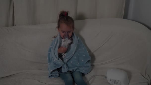 Medicin, självmedicinering. Barn med astma problem gör inhalation med mask i ansiktet, hosta. Sjuk unge andning andas infektion bronkit. Behandling av lunginflammation nebulisator i hemmet. — Stockvideo