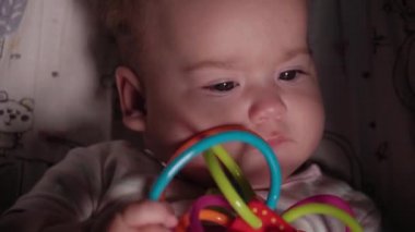 Bebek, çocukluk, duygu konsepti. Kahverengi gözlü, tombul, yeni doğmuş, uyanık, dişsiz bir bebeğin sevimli gülümseyen yüzüne yakın çekim. 7 aylık bebek kameraya bakıyor.