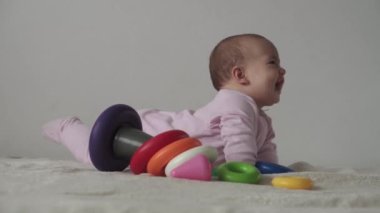 Bebek, çocukluk konsepti. Gülen mutlu tombul, kahverengi gözlü, yeni doğmuş çocuğun komik, tombul suratının yakın çekimi. Dişsiz, 7 aylık bebek buruşuklukları.