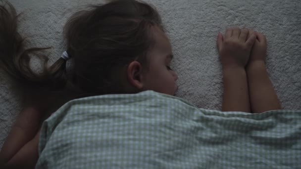 Relaxamento, Sonhos Doce, Infância, Conceitos Familiares - Visão superior apertada Dois Bebés pré-escolares Bebês irmãos e irmã Dormir na cama Coberto de Cobertor no berçário na hora do almoço — Vídeo de Stock