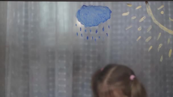 Kindheit, Kreativität, Natur, Frühling, Sommerkonzept - Nahaufnahme des süßen kleinen Mädchens 3-4 Jahre zeichnen mit Acrylfarben auf Fensterglas. Vorschulkinder malen Landschaft: Sonne, Baum, Wolke, Regen, Blume — Stockvideo