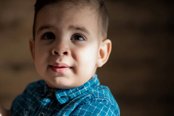 Παιδική ηλικία, οικογένεια, έννοιες της μοναξιάς - Μικρό παιδί προσχολικής ηλικίας μαύρο αγόρι σε μπλε ρούχα Περσική Αραβική εμφάνιση των δύο ετών μικτής εθνικότητας κάθεται σε μαλακό κρεβάτι φως με πιπίλα στο στόμα στο σπίτι — Φωτογραφία Αρχείου