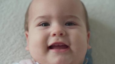 Bebek, çocukluk, hijyen konsepti, gülümseyen mutlu, tombul suratlı küçük çocuğun kendine gelmesi. Neşesiz dişsiz 7 ay, bebeğim. İlk kez dişlerini mavi diş fırçasıyla beyaz arka planda fırçalar.