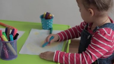 Sanat, eğitim, çocukluk, kavramlar- Küçük mutlu anaokulu küçük küçük çocuk keçeli kalem ve kalemlerle çizim yapıyor. Güler yüzlü çocuklar, kardeşim içeride resim yapar.