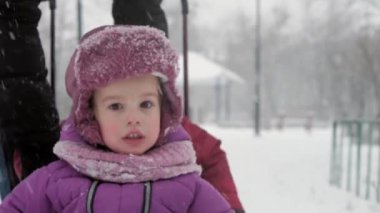 Kış, çocukluk, babalık, oyunlar, aile kavramları - kapanış iki mutlu anaokulu çocuğu kardeş kızakla kayarak eğleniyorlar babayla birlikte buz gibi havada parkta oynuyorlar.