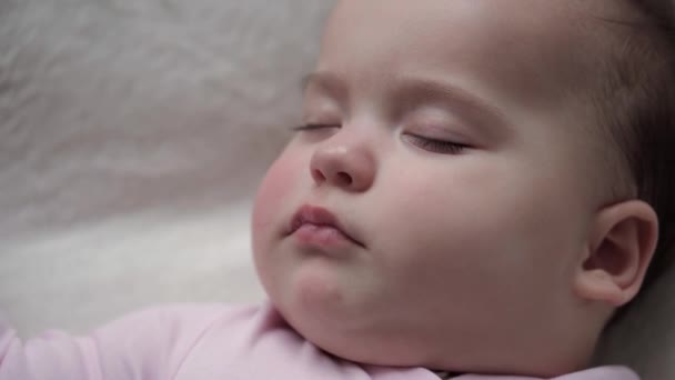 Peuter, Ontspanning, Sweet Dreams, Jeugd, Family Concept - Strakke close-up gezicht van Little 9-12 maanden oud pasgeboren baby kind meisje Slapen op wit bed bedekt met deken in lunchtijd slaapstand — Stockvideo