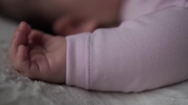 Bebeklik, Rahatlama, Tatlı Rüyalar, Çocukluk, Aile Konsepti - Küçük 9-12 aylık küçük bebek kız bebek kızın tombul sevimli yüzü Öğle yemeği zamanı uyku modunda battaniyeyle kaplı beyaz yatakta uyur