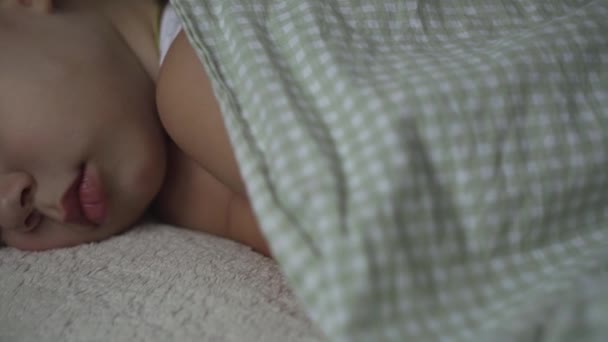 リラクゼーション、甘い夢、子供時代、家族の概念-タイトなクローズアップリトル2歳の未成年の未成年の幼児ウェットベビーボーイランチタイム睡眠モードでダークルームの毛布に覆われた白いベッドで寝る — ストック動画