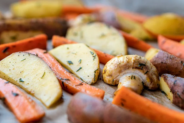 Restaurace, vegetariánství, rychlé, zdraví, recepty pojmy - Pečená zelenina pečené brambory mrkev, houby s koření koření. Pečené brambory v bundách. Horní pohled. Zavřít po uvaření — Stock fotografie