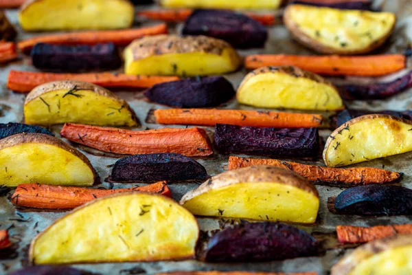 Restaurace, vegetariánství, rychlé, zdraví, recepty pojmy - Pečená zelenina pečené brambory mrkev, houby s koření koření. Pečené brambory v bundách. Horní pohled. Zavřít po uvaření — Stock fotografie