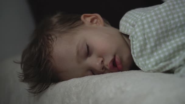 Relaxamento, Sonhos Doce, Infância, Conceitos Familiares - Apertado close-up Pouco 2 anos de idade pré-escolar criança menor molhado Bebê dorme na cama branca Coberto em Cobertor no Quarto Escuro no Modo de Sono do Almoço — Vídeo de Stock