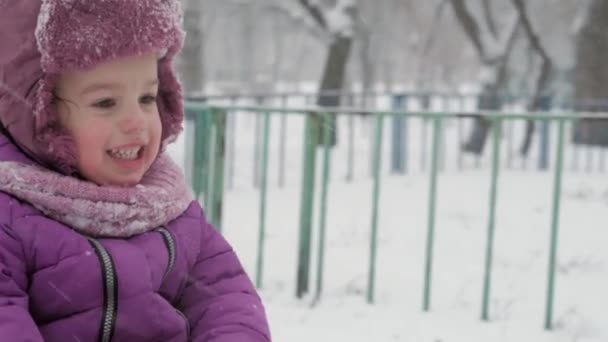 Vinter, Barndom, Faderskap, lek, familjekoncept - närbild Två glada förskolebarn småbarn syskon barn pulka ha kul tillsammans med pappa i snöfall kallt väder i parken utomhus — Stockvideo