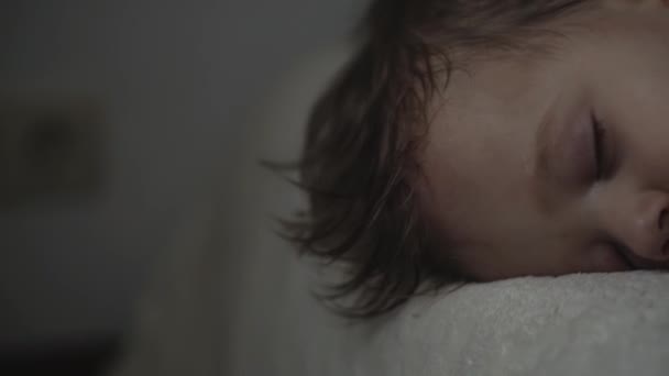 Détente, Rêves sucrés, Enfance, Concepts familiaux - Gros plan serré Petit enfant de 2 ans préscolaire mineur tout-petit mouillé Bébé garçon Dormir sur un lit blanc Couvert de couverture dans la chambre noire en mode de sommeil midi — Video