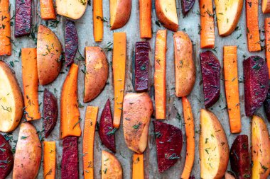 Restoran, vejetaryenlik, oruç, sağlık, yemek tarifleri fırında pişmiş sebze havuç, baharatlı dereotlu mantar. Ceket içinde kızarmış patates. Üst Manzara. Yemek yaptıktan sonra kapat.