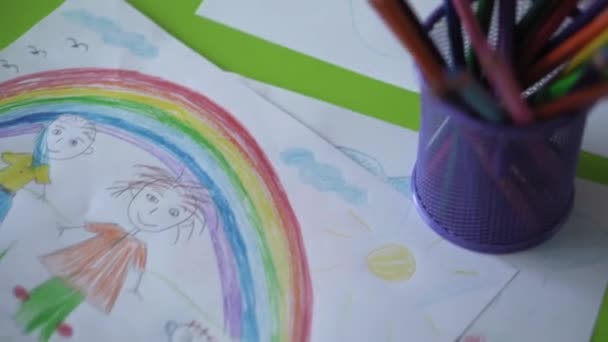 Kindheit, Kunst, Bildung, Kreativität Konzept - Vorschule kleine intelligente kreative talentierte Kind Junge 2-4 Jahre zeichnet Farben mit Buntstiften Bild der Familie Frühling Sommer, Regenbogen zu Hause drinnen — Stockvideo