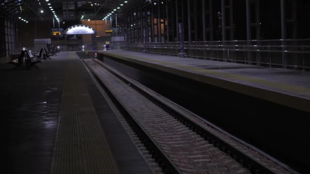 Ulaşım, seyahat, karayolu, demiryolu, zina konsepti - Kiev 'deki Boryspil havaalanı yakınlarındaki boş tren istasyonu genel görünümü. Yolcu deposunun üstündeki kemerli metal yapıda insan yok. — Stok video