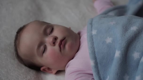 Petite enfance, Détente, Rêves sucrés, Enfance, Concept familial - Chubby mignon visage minuscule main de petit 9-12 mois Bébé enfant enfant fille Dormir sur un lit blanc Couvert de couverture en mode de sommeil midi — Video