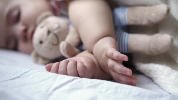 Infância, Relaxamento, Sonhos Doce, Infância, Conceito Familiar - Athentic Apertado close-up rosto de Little 9-12 meses de idade Bebê criança menina Dormir na cama branca Coberto de Cobertor no Modo de Sono Lunchtime. — Vídeo de Stock