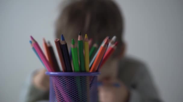 Enfance, Art, éducation, Créativité concept - authentique préscolaire mineur intelligent créatif talentueux garçon 2-4 ans dessine des peintures avec des crayons de couleur image de la famille printemps été, arc-en-ciel à la maison — Video