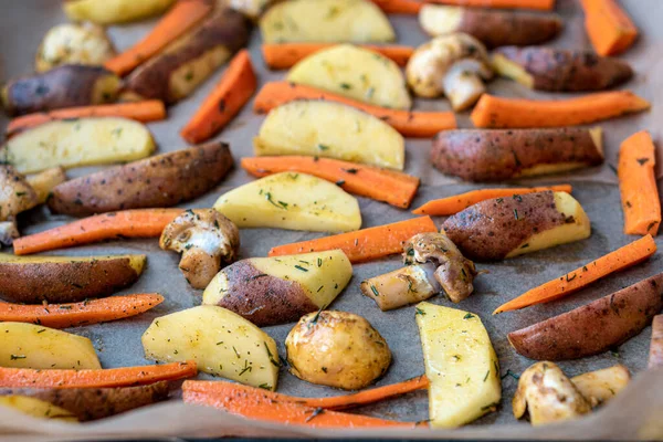 Restaurace, vegetariánství, rychlé, zdravé jídlo, recepty - syrové krájené brambory mrkev, houby s koření kopr. čerstvá marinovaná zelenina v bundách. Horní pohled. Zavřít před vařením — Stock fotografie