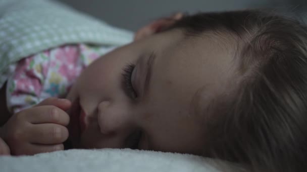 Ontspanning, Sweet Dreams, Jeugd, Family Concepts - Strakke close-up Little 3 Year Old kleuter minderjarige peuter nat kind meisje Slapen op wit bed bedekt in deken in donkere kamer in lunchtijd slaapmodus — Stockvideo