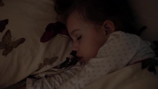 Relaxation, Sweet Dreams, Childhood, Family Concept - hight close up Cutaway shot Two Little preschool toddler kids Siblings brother and sister on Bed Covered in Blanket in nursery during night sleep — Stock Video