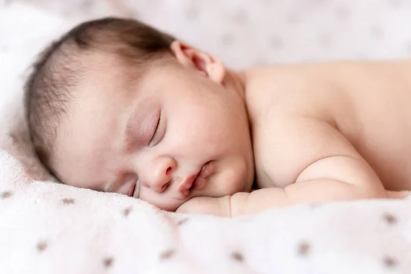Детство, уход, материнство, здоровье, медицина, педиатрия концепции - Закрыть Маленький мир спокойно голая новорожденная девочка спит отдыхает принять глубокий сон лежа на животе на мягкой кровати. закрыть глаза — стоковое фото