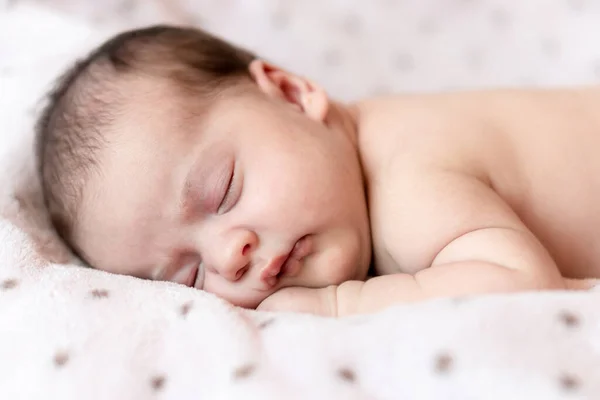 Enfance, soins, maternité, santé, médecine, pédiatrie concepts - Gros plan Petite paix calme nouveau-né nu bébé fille dort au repos faire une sieste profonde allongé sur le ventre sur un lit doux. fermer les yeux — Photo