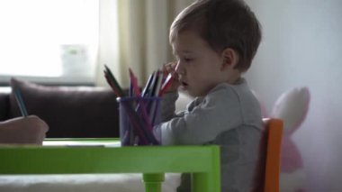 Çocukluk, Sanat, Eğitim, Yaratıcılık, Annelik kavramı - iki çocuklu otantik genç anne, yaratıcı çocuk 2-4 yaşlarında ve bebek resim çiziyor.