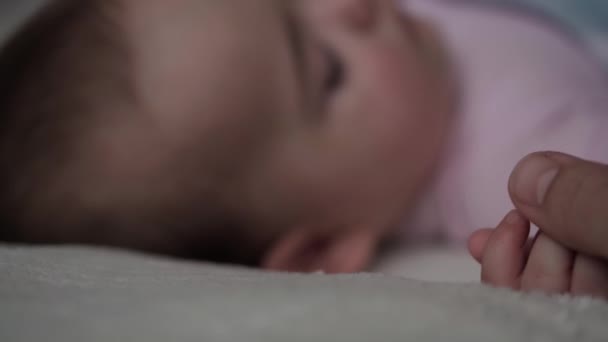 Kind, Ontspanning, Sweet Dreams, Moederschap, Family Concept - vader beroerte gezicht kleine hand van Little 9-12 maanden oud baby kind meisje Slapen op wit bed bedekt met deken in lunchtijd slaapmodus — Stockvideo