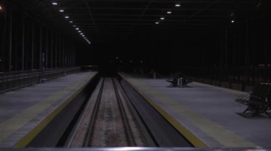 Ulaşım, seyahat, karayolu, demiryolu, zina konsepti - Kiev 'deki Boryspil havaalanı yakınlarındaki boş tren istasyonu genel görünümü. Yolcu deposunun üstündeki kemerli metal yapıda insan yok.