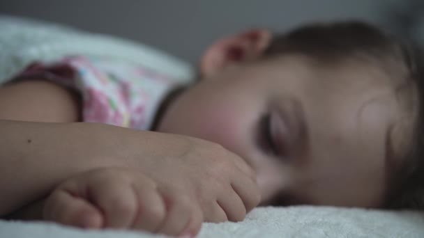 Détente, Doux Rêves, Enfance, Concepts Familiaux - Serré près de la petite fille d'âge préscolaire enfant Dormir sur le lit dans la chambre noire. père mâle main caresse doucement filles main visage, couvertures avec couverture — Video