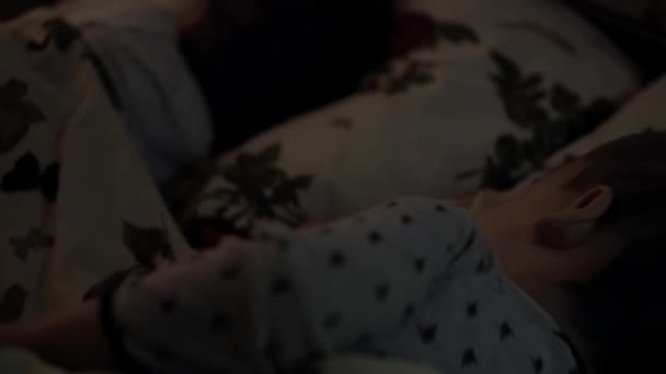 Relaks, Słodkie sny, Dzieciństwo, Pojęcie rodzinne - zbliżenie Strzał w dziesiątkę Dwa małe przedszkolaki Rodzeństwo brat i siostra leżą na łóżku Pokryci kocem w przedszkolu podczas snu — Wideo stockowe