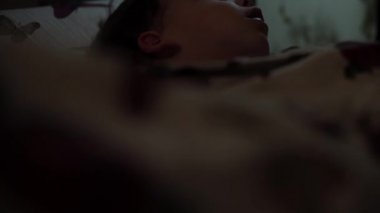 Rahatlama, Tatlı Rüyalar, Çocukluk, Aile Kavramları - 2-3 yaşındaki küçük anaokulu öğrencisi ıslak bebek, gece uykusu modunda battaniyeyle kaplı beyaz yatağa uzanıyor.