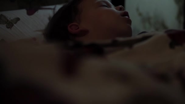 リラクゼーション、甘い夢、子供時代、家族の概念-タイトなクローズアップリトル2-3歳の未成年の未成年の幼児濡れた赤ちゃん男の子は、夜の睡眠モード中にダークルームの毛布に覆われた白いベッドに横たわっています — ストック動画