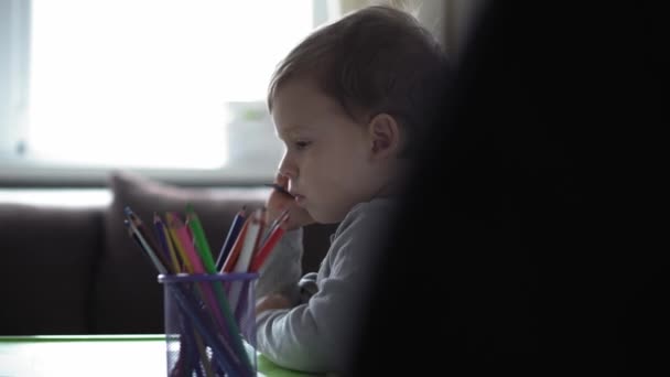 Enfance, Art, éducation, Créativité, concept de maternité - authentique jeune maman avec deux enfants préscolaire créatif talentueux garçon enfant 2-4 ans et bébé dessine des peintures par crayons image assis à la table — Video