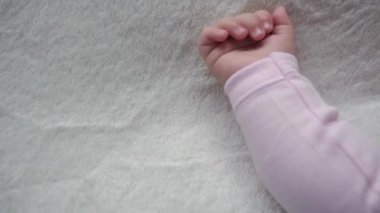 Bebeklik, Rahatlama, Tatlı Rüyalar, Çocukluk, Aile Konsepti - Küçük 9-12 aylık küçük bebek kız bebek kızın tombul sevimli yüzü Öğle yemeği zamanı uyku modunda battaniyeyle kaplı beyaz yatakta uyur