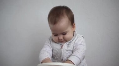 Çocukluk, eğlence, oyunlar, ulaşım, annelik kavramları - aktif mutlu gülümseyen tombul bebek çocuk 10 ay boyunca oyuncak, kırmızı araba scooterı ve evde bip sesi ile oynayın