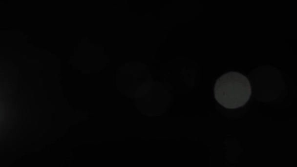 Transport, Straße, Eisenbahn, Landschaft, Verkehrsanbindung, Konzept - Blick auf verschwommene Lichter von Scheinwerfern und Straßenlaternen, die nachts durch das Glasfenster eines Hochgeschwindigkeitszuges geschossen werden. Reisen auf dem Lande mit der Bahn — Stockvideo