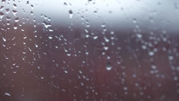 Transporte, carretera, ferrocarril, paisaje, concepto de comunicación: primer plano goteos de lluvia fluyen por el cristal de la ventana del tren de alta velocidad. viajar por el campo en tren. arroyos corrientes de fondo de agua — Vídeos de Stock